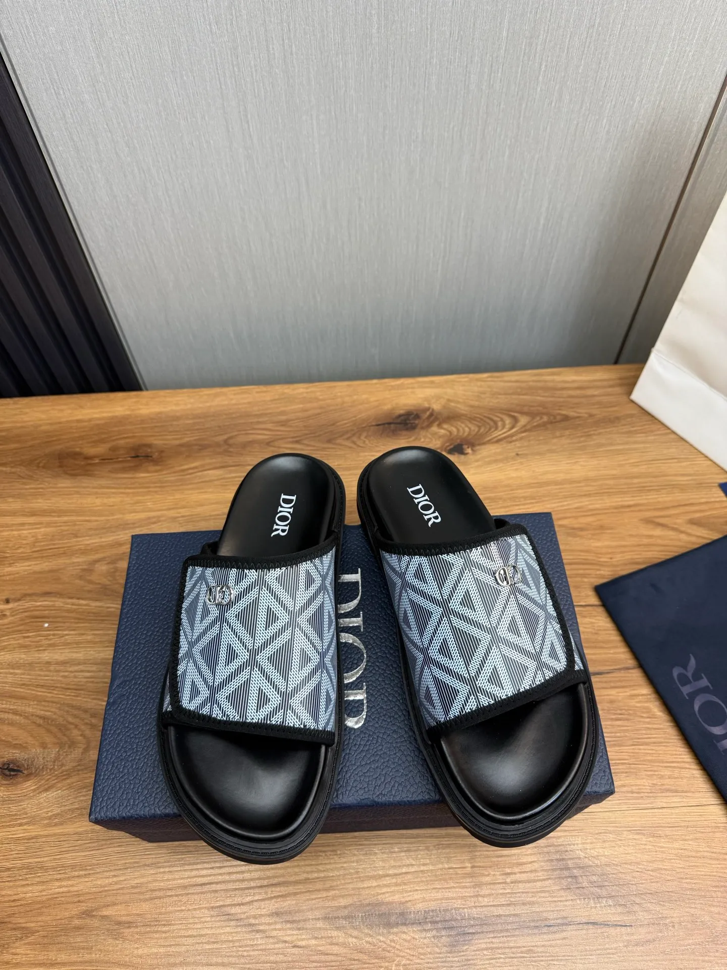 Men's shoes 💰320💰 Dior. Popular slippers hot sale 🔥 Available all year round ✅ Original original material 🩴 SIZE: 38-46 (45.46 non-refundable)